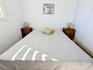 Un pat sau paturi într-o cameră la Sunset Océan - appartement T2 avec vue imprenable sur l'océan et piscine