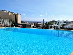 בריכת השחייה שנמצאת ב-Sunset Océan - appartement T2 avec vue imprenable sur l'océan et piscine או באזור