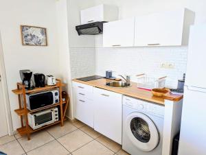 Sunset Océan - appartement T2 avec vue imprenable sur l'océan et piscine的厨房或小厨房