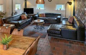 un soggiorno con divani in pelle e tavolo di Nice Home In Schoonloo With Wifi a Schoonloo