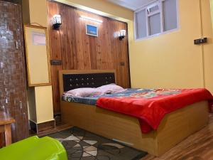 1 dormitorio con 1 cama en una habitación con chimenea en Dik's Home, en Darjeeling
