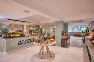 una habitación con un mostrador con plantas y una mesa en The Level at Melia White House, en Londres