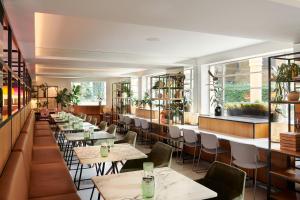 Restaurace v ubytování The Level at Melia White House