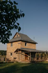 um grande edifício de tijolos com um telhado preto em Green Oak Villa em Andrushovka