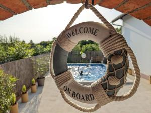 een hangende touwschommel met de woorden welkom aan boord bij Wisteria Lodge in Derventa