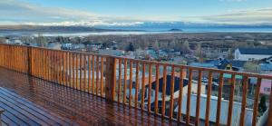 uma vista de uma cidade a partir de uma varanda de uma cidade em Casa Franca em El Calafate