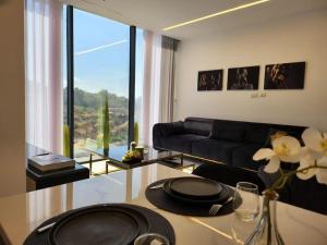 3BR Luxury Suite in Jerusalem في القدس: غرفة معيشة مع أريكة وطاولة