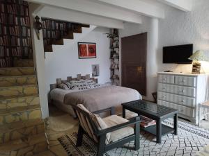 ein Schlafzimmer mit einem Bett, einem Stuhl und einem Tisch in der Unterkunft Maison de charme à Chaucre in Chaucre