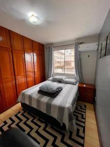 um quarto com uma cama e uma janela em Apartamento completo 2 quartos em Macapá