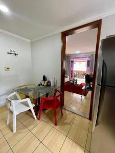 kuchnia ze stołem, krzesłami i lodówką w obiekcie Apartamento completo 2 quartos w mieście Macapá