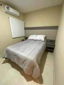 1 dormitorio con 1 cama grande en una habitación en Departamento Barcelona en Formosa