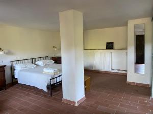 - une chambre avec un lit et un pilier dans l'établissement The Sanctuary by Caimeli, à Umbertide