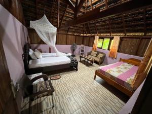 En eller flere senger på et rom på Lualemba Bungalows