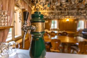 哲汀泊德勒瓦的住宿－Chata Zvoneček，餐厅桌子上的绿瓶