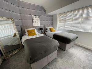 Posteľ alebo postele v izbe v ubytovaní Beta House by Night Stay: Contractors Sleeps 9