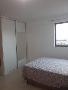 Un pat sau paturi într-o cameră la Golden Shopping Home Service - Boa Viagem- Apt608
