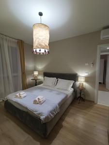 1 dormitorio con 1 cama con 2 toallas en Casa degli Aromi, en Lucca