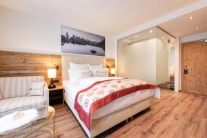 Postel nebo postele na pokoji v ubytování Hotel Alpenkönigin - Sommer Silvretta Premium Card inklusive