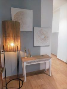uma sala de estar com uma mesa e um candeeiro em Casa Catamarino em Termoli