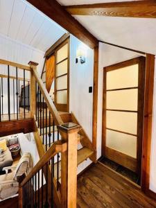 een houten trap in een huis met een deur bij New-ski-spa-outdoor-fireplace-Mont Orford in Orford