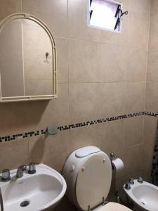 y baño con lavabo, aseo y espejo. en “Buenos Aires Estrella”- 2 dormitorios en San Miguel de Tucumán