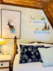 מיטה או מיטות בחדר ב-New-ski-spa-outdoor-fireplace-Mont Orford