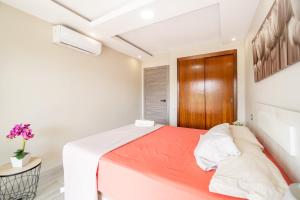 Postel nebo postele na pokoji v ubytování TuristMar - Acogedor apartamento a solo 50m de la Playa, Salou + 24 fotografií