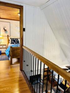 Eine Treppe führt zu einem Schlafzimmer mit einem Bett. in der Unterkunft New-ski-spa-outdoor-fireplace-Mont Orford in Orford
