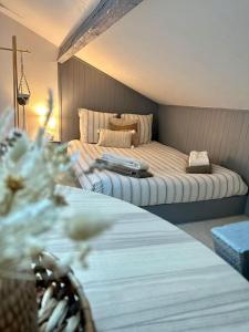 een kleine slaapkamer met een bed en een kruis aan de muur bij Studio Calme et Cosy -Gare- in Bourg-en-Bresse
