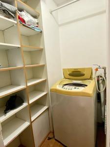 a small kitchen with a stove in a closet at Apartamento centro Santiago vacaciones trabajo in Santiago