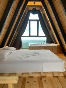 Postel nebo postele na pokoji v ubytování İRDEN BUNGALOV