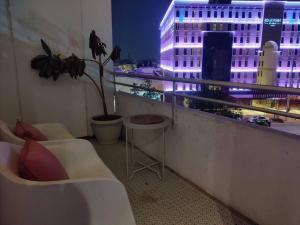 شقة MAF العليا كومباوند155 في الرياض: بلكونة مطلة على المدينة بالليل