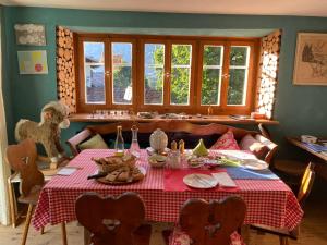 une salle à manger avec une table et un chiffon rouge dans l'établissement Casa Vegana, à Trun