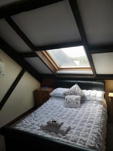 Bett in einem Zimmer mit Fenster in der Unterkunft Red Lion Hotel in Ystrad Meurig