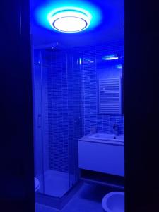 a bathroom with a blue light on the ceiling at Casa di Persefone in Messina