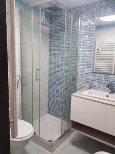 La salle de bains est pourvue d'une douche, de toilettes et d'un lavabo. dans l'établissement Casa di Persefone, à Messina