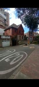 an image of an empty street with a building at Cómoda y muy bien ubicada in Bogotá