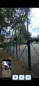 - une vue sur une clôture depuis une fenêtre de voiture dans l'établissement Cómoda y muy bien ubicada, à Bogotá