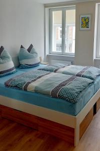 uma cama com almofadas num quarto em Ferienwohnung Lüneburg Innenstadt em Lüneburg