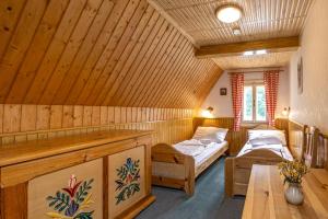 Postel nebo postele na pokoji v ubytování Chata Zvoneček + 32 fotografií