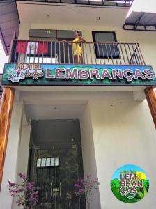 Ein Mann steht auf dem Balkon eines Hotels. in der Unterkunft LEMBRANÇAS HOTEL LODGE in Tingo María