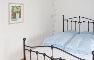 Bolilmarkにある3 Bedroom Beautiful Home In Rmの青い枕が付いたベッド1台が備わる客室です。