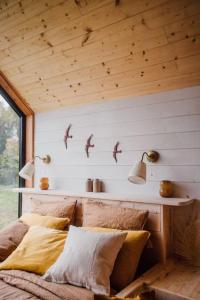 Habitación con cama con pájaros en la pared en Casa Moon & son bain nordique sur le lac en Les Croix Chemins
