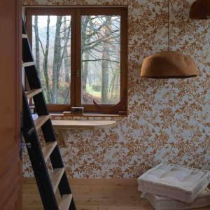 Zimmer mit einer Wand mit einem Fenster und einer Leiter in der Unterkunft Casa Moon & son bain nordique sur le lac in Les Croix Chemins