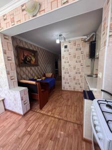 uma cozinha e uma sala de estar com uma mesa em Апартаменты на Mege em Shymkent