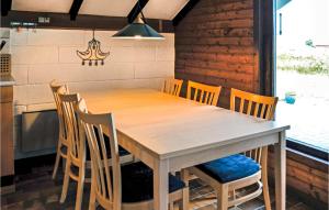 a dining room with a table and chairs at Nice Home In Thisted With 3 Bedrooms, Sauna And Wifi in Nørre Vorupør