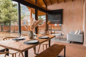 a dining room with a wooden table and chairs at Refugio Simple Sur 6 - 7 personas in Malalcahuello