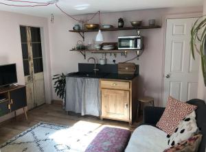 sala de estar con cocina con encimera y sofá en Beautiful, well positioned flat in Clifton Wood en Bristol
