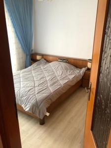 Cama pequeña en habitación pequeña con puerta en STOUDIO VOUL en Alejandrópolis