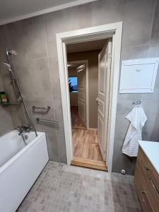 W łazience znajduje się prysznic, wanna i umywalka. w obiekcie Tromsø Arctic Villa with free parking w mieście Tromsø